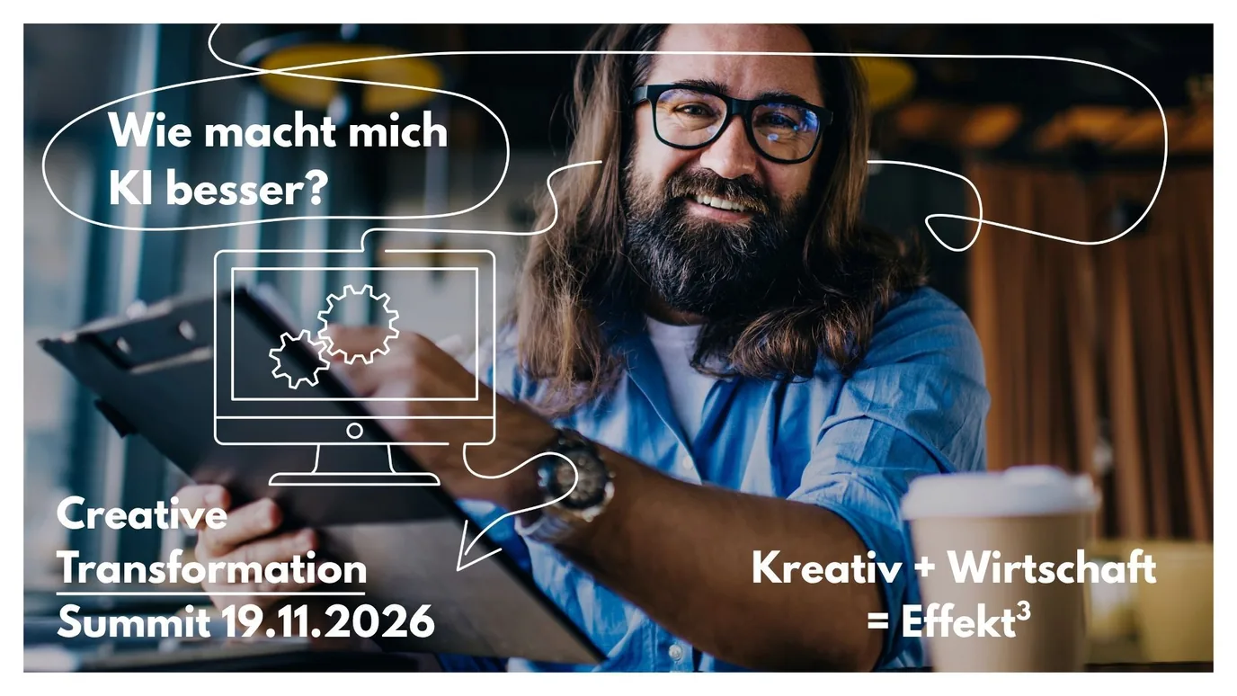 Sujet des Creative Transformation Summit 19.11.2026: lächelnder Unternehmer mit Klemmbrett und Kaffeebecher, darüber die Frage „Wie macht mich KI besser?“ und der Slogan Kreativ + Wirtschaft = Effekt