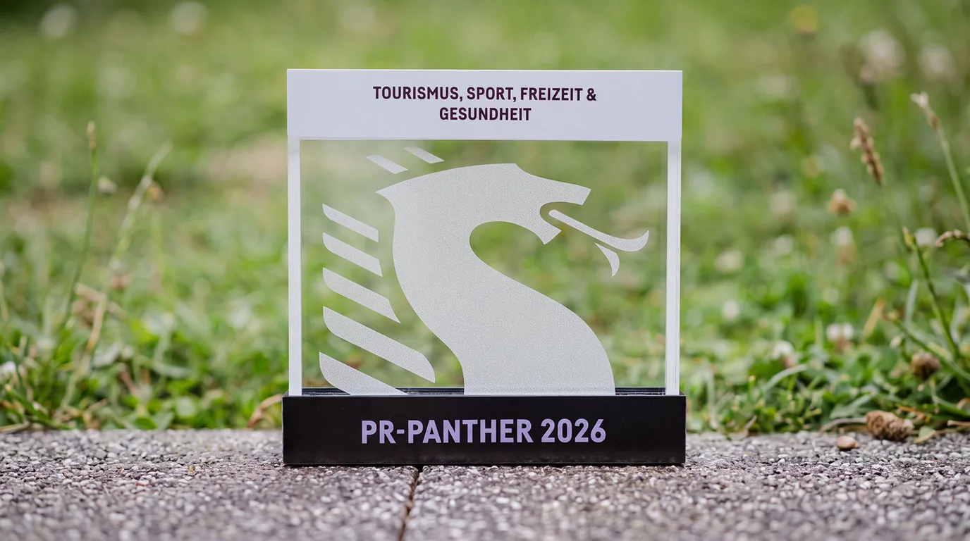 Glastrophäe des PR-Panther 2026 für die Kategorie Tourismus, Sport, Freizeit und Gesundheit, mit Panther-Silhouette auf einem schwarzen Sockel